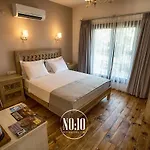 No 10 Hotell *